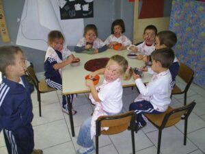 Bambini con le pitture