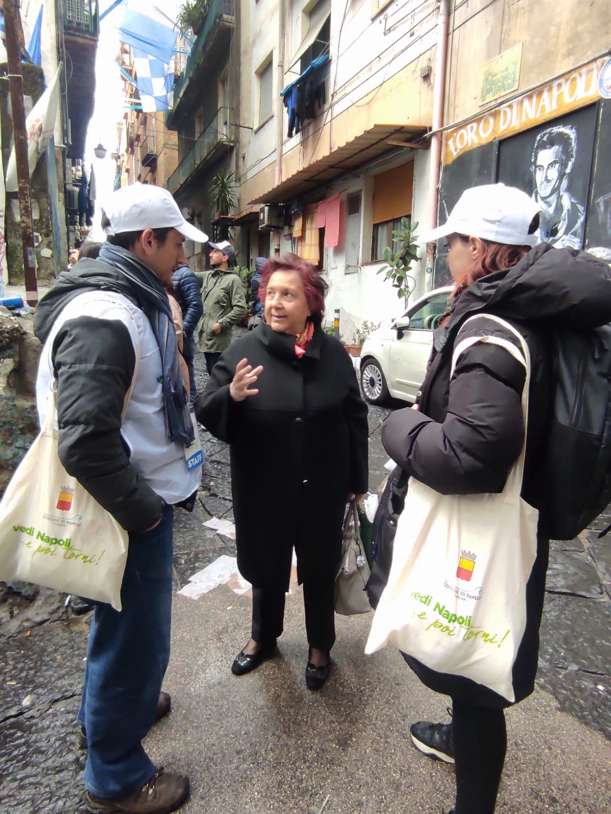 Tutor turistici, con pettorine e cappellini del Comune di Napoli, ai Quartieri Spagnoli