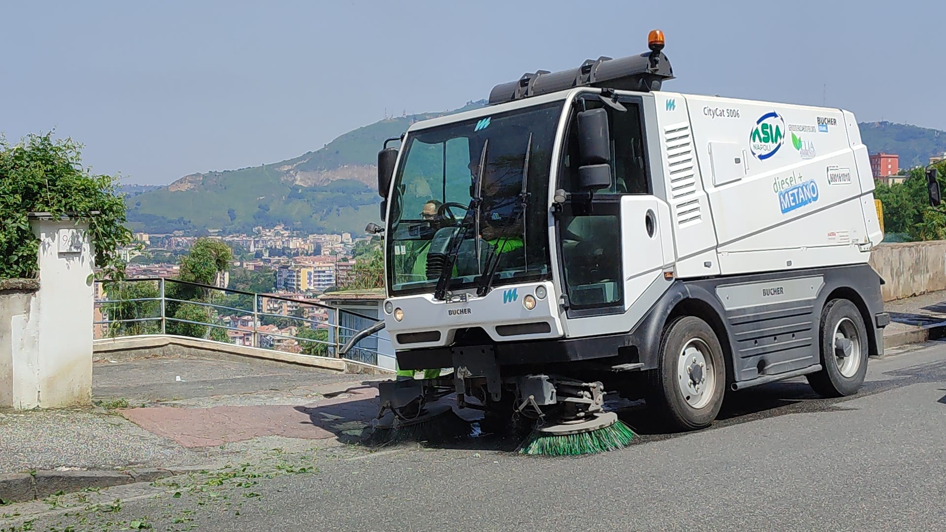 Pulizia strade via Manzoni - via Caravaggio