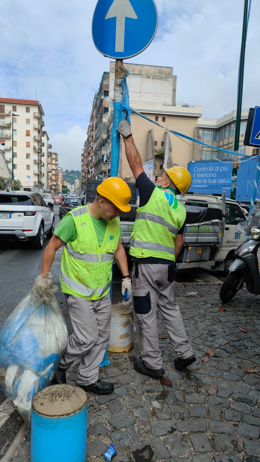 Rimozione addobbi per i festeggiamenti dello scudetto