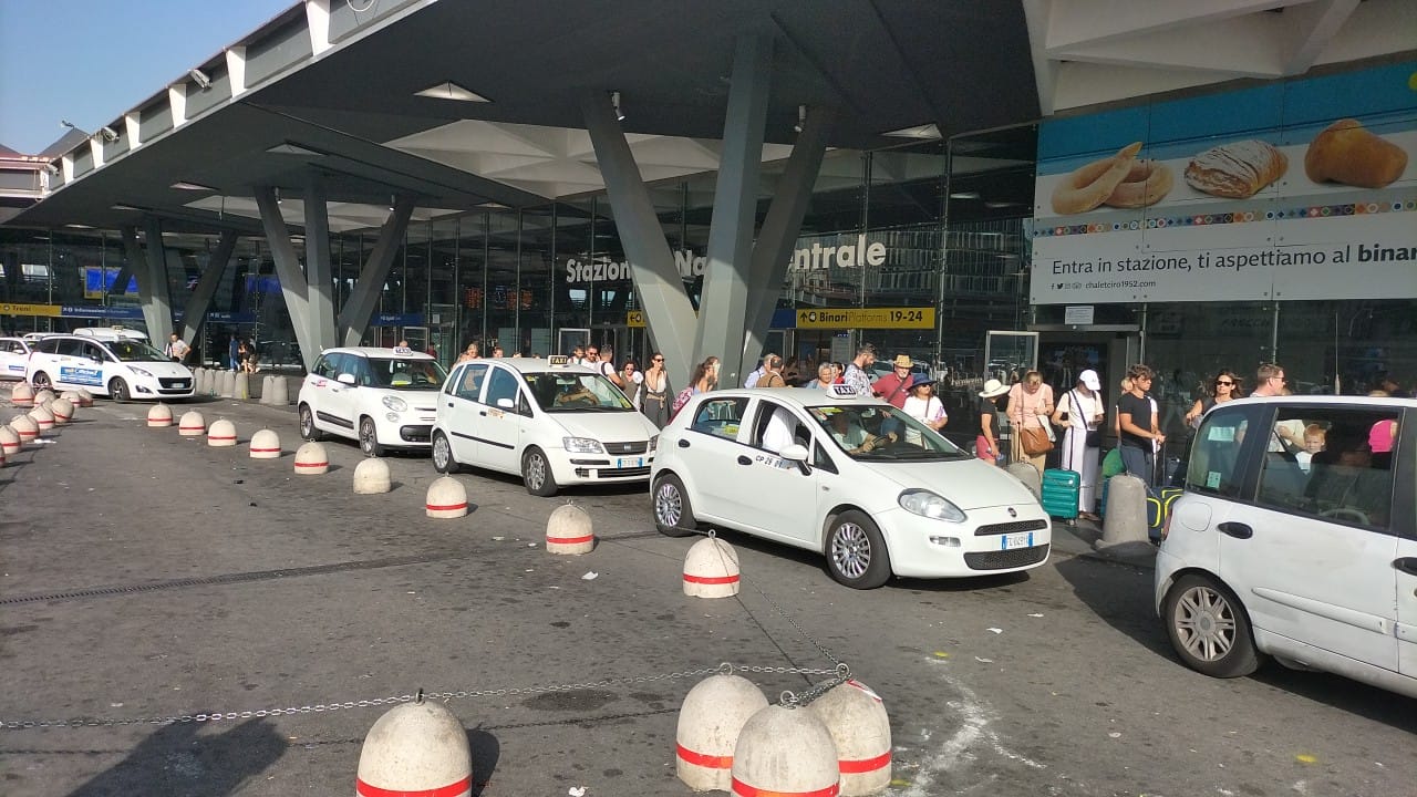 Nuove corsie alla Stazione Centrale e al Molo Beverello per i taxi in attesa