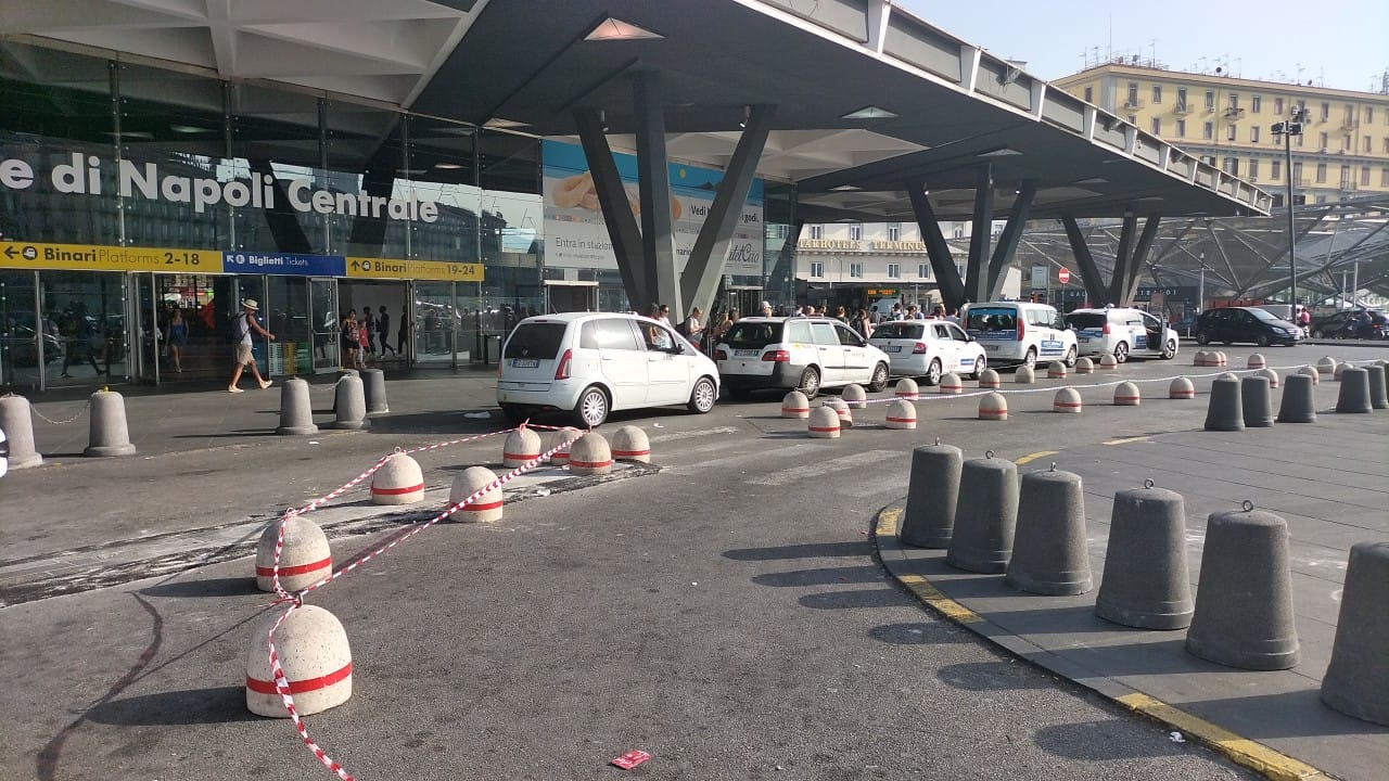 Nuove corsie alla Stazione Centrale e al Molo Beverello per i taxi in attesa