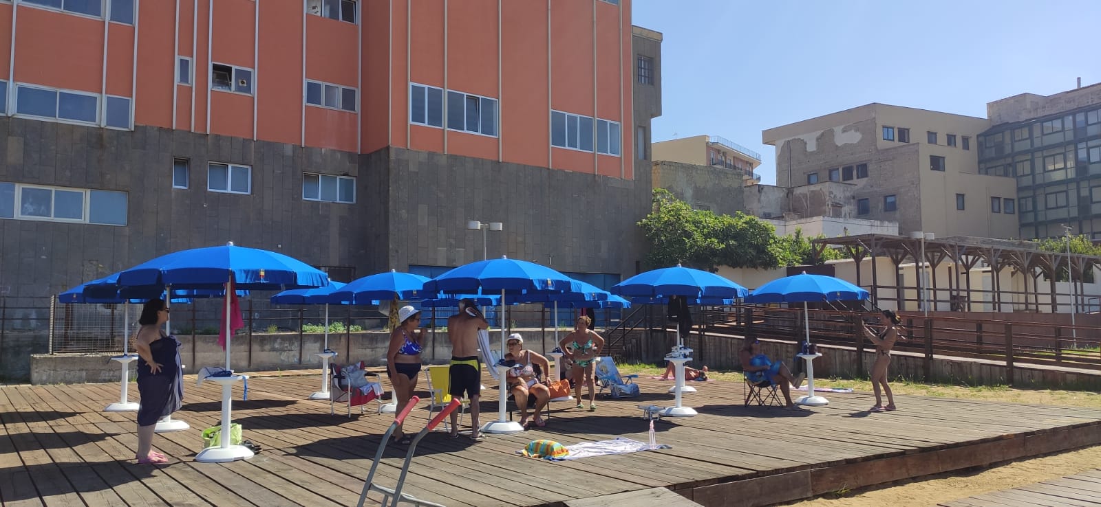 Ombrelloni gratuiti al lido comunale di Bagnoli