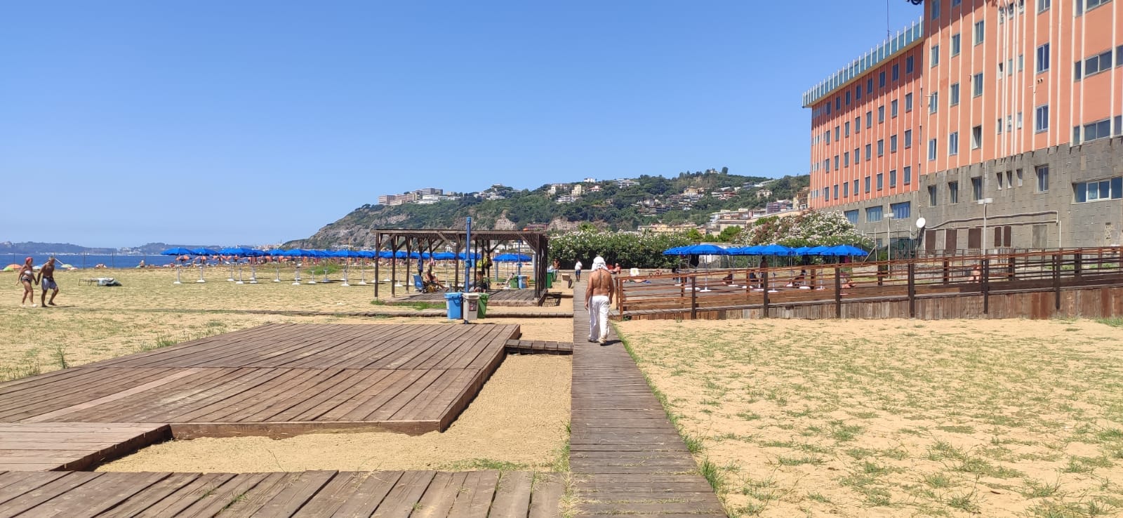 Ombrelloni gratuiti al lido comunale di Bagnoli