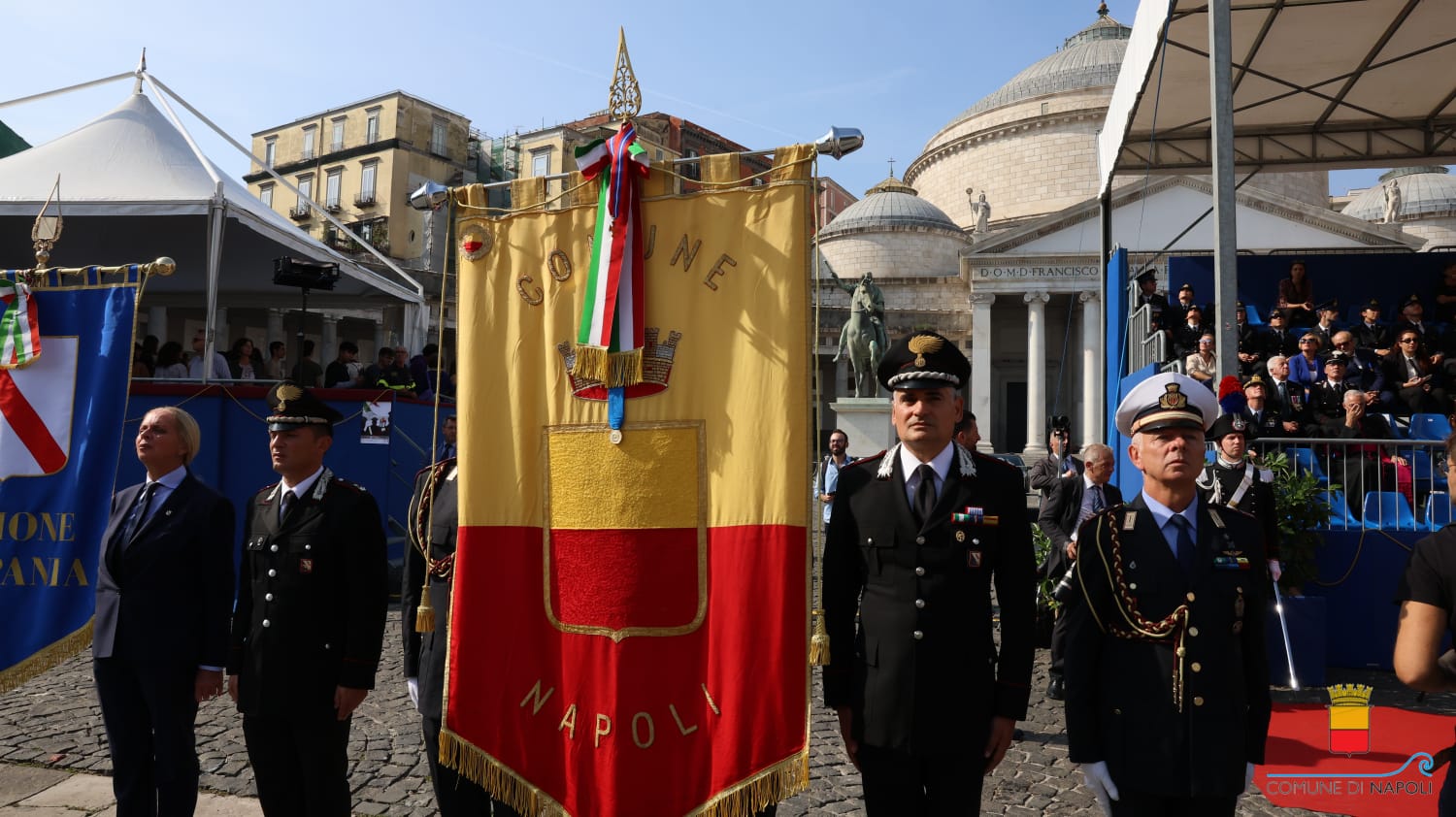 La Croce d'oro al Gonfalone del Comune di Napoli