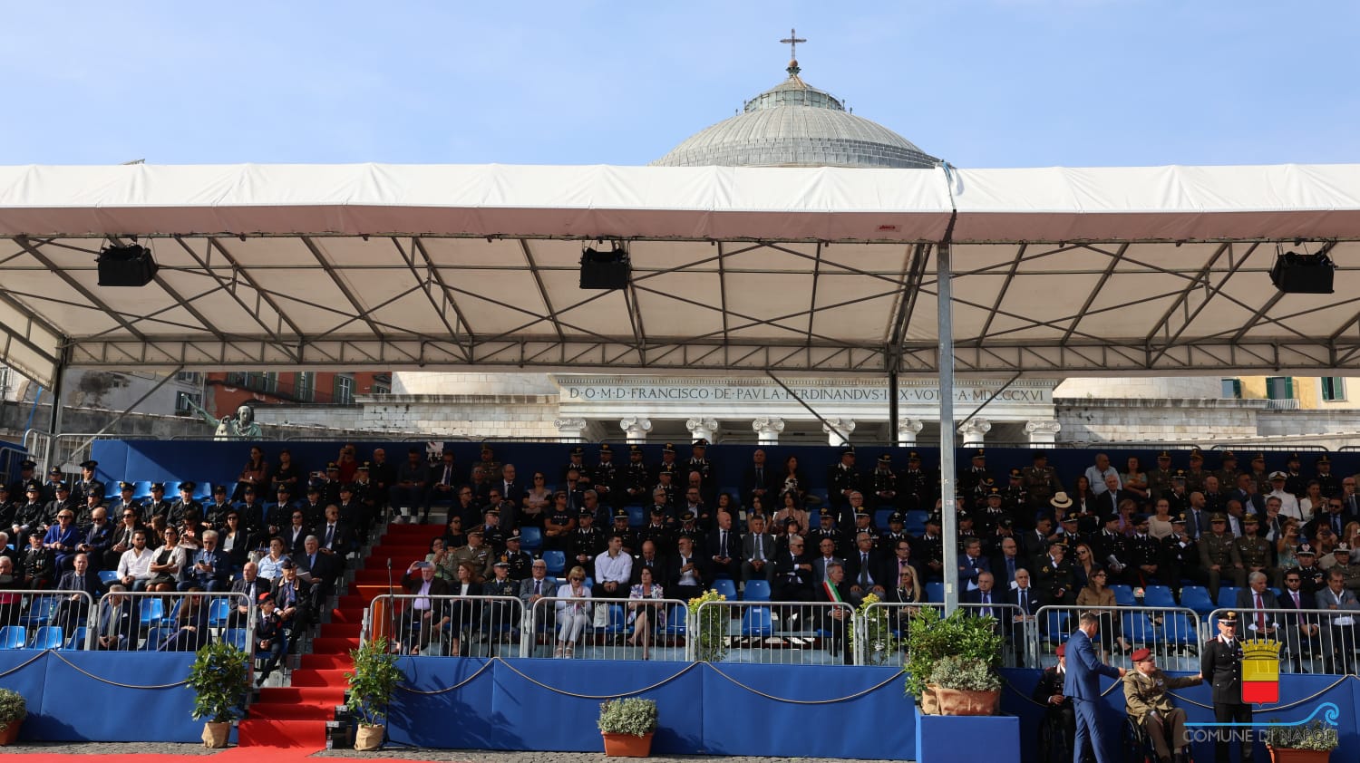 La Croce d'oro al Gonfalone del Comune di Napoli