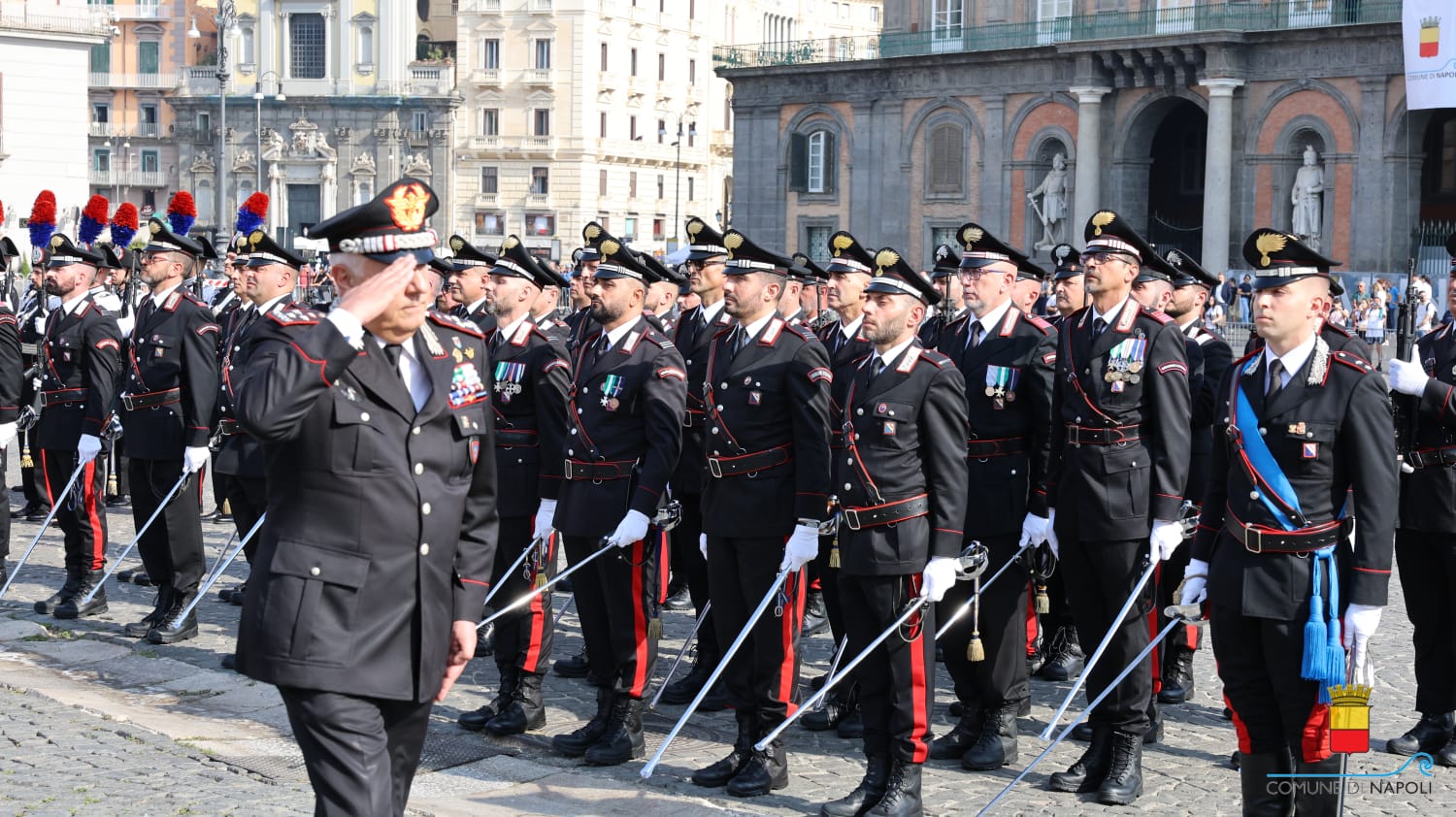 La Croce d'oro al Gonfalone del Comune di Napoli