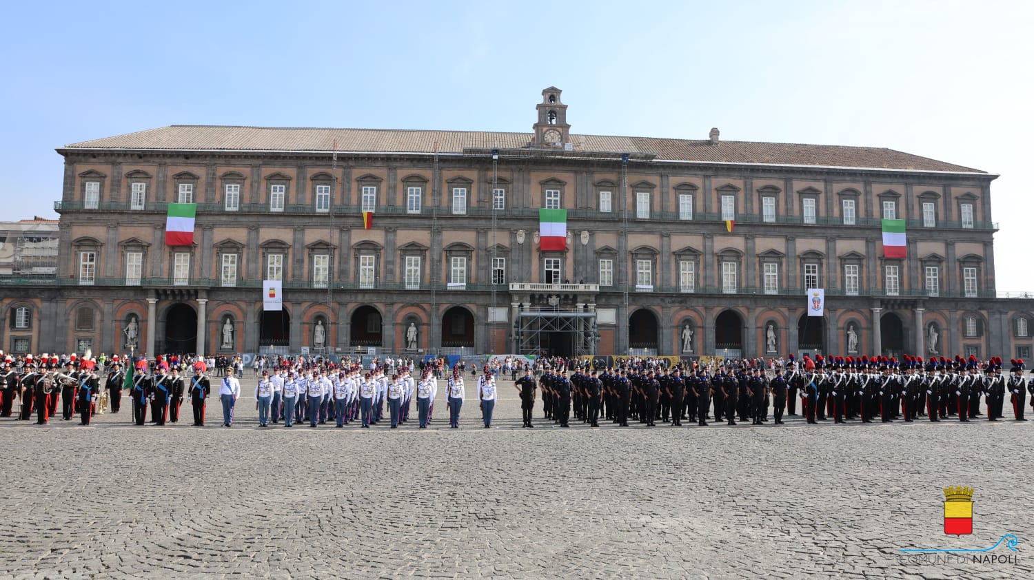 La Croce d'oro al Gonfalone del Comune di Napoli