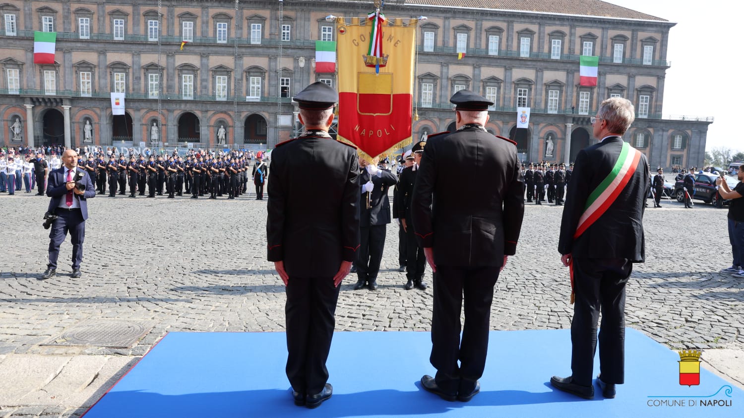 La Croce d'oro al Gonfalone del Comune di Napoli