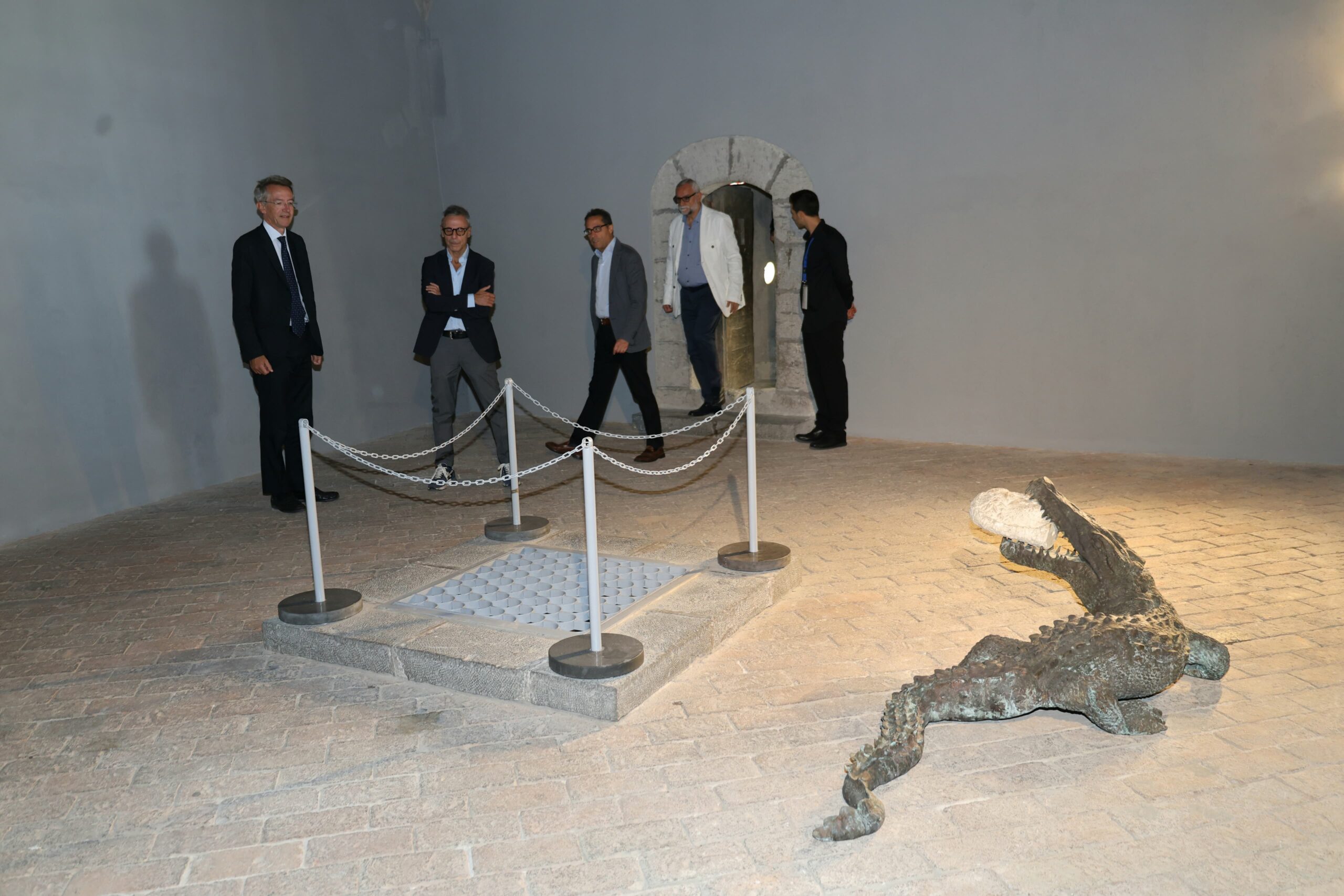 Inaugurata al Maschio Angioino l'opera d'arte contemporanea "Lacrime di coccodrillo"