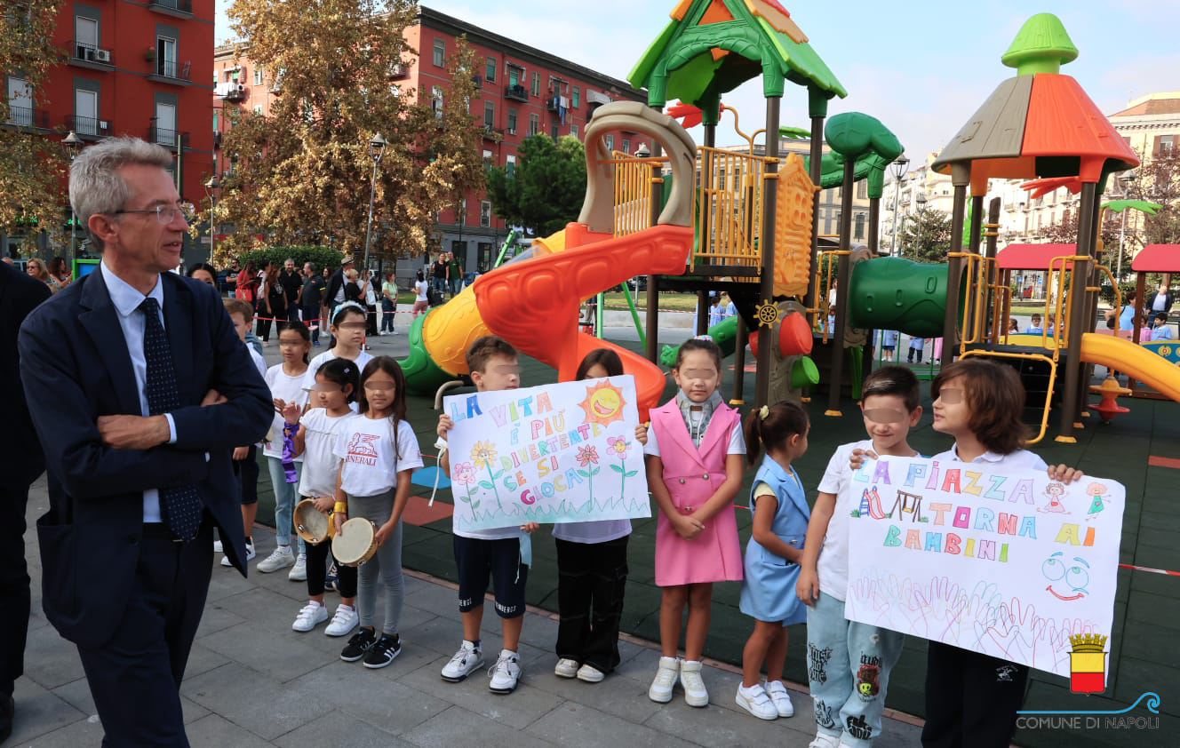 Ripristinate le giostrine e riqualificata l’area verde a piazza Nazionale