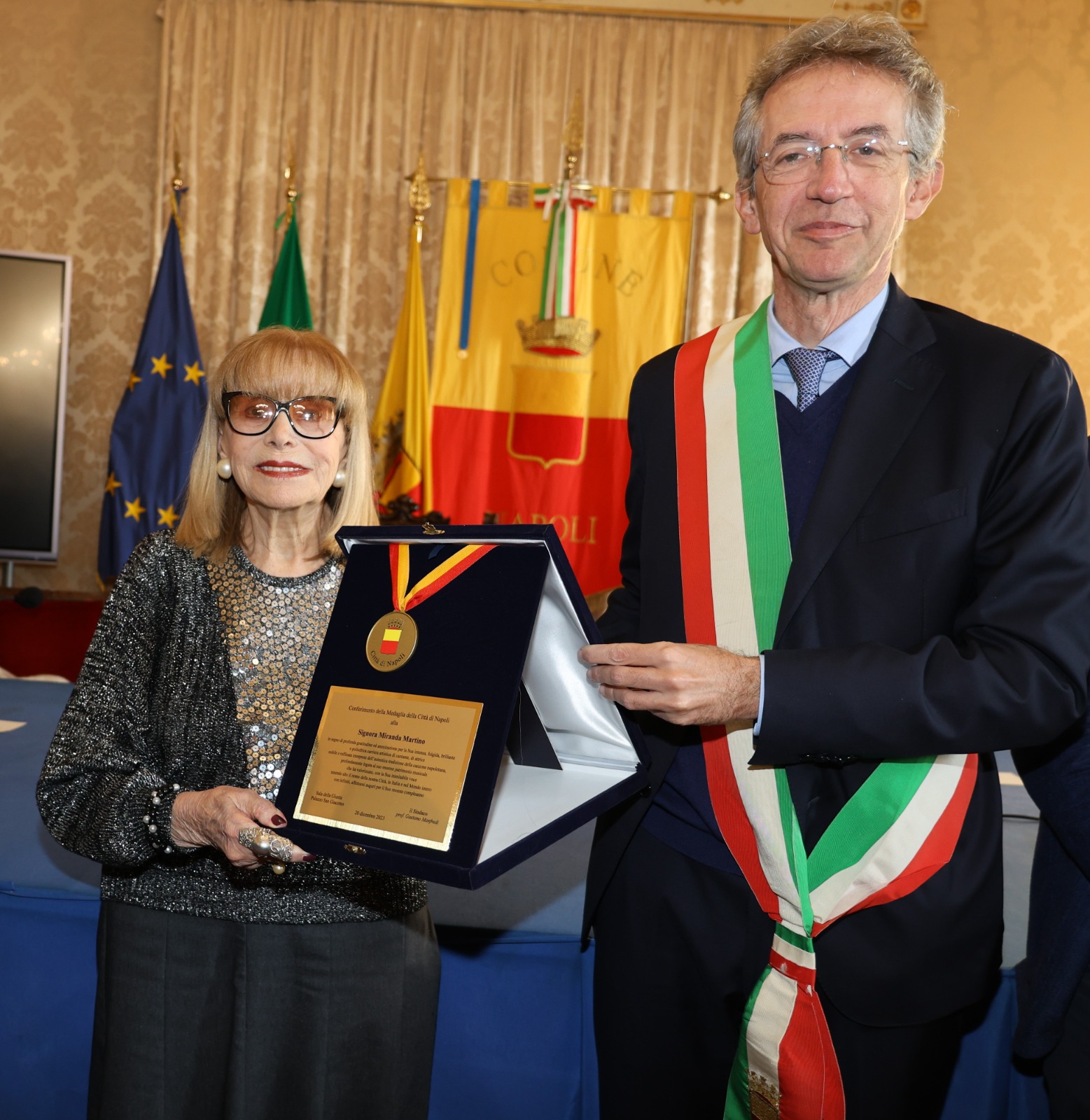 Il sindaco Manfredi conferisce la Medaglia della Città di Napoli a Miranda Martino