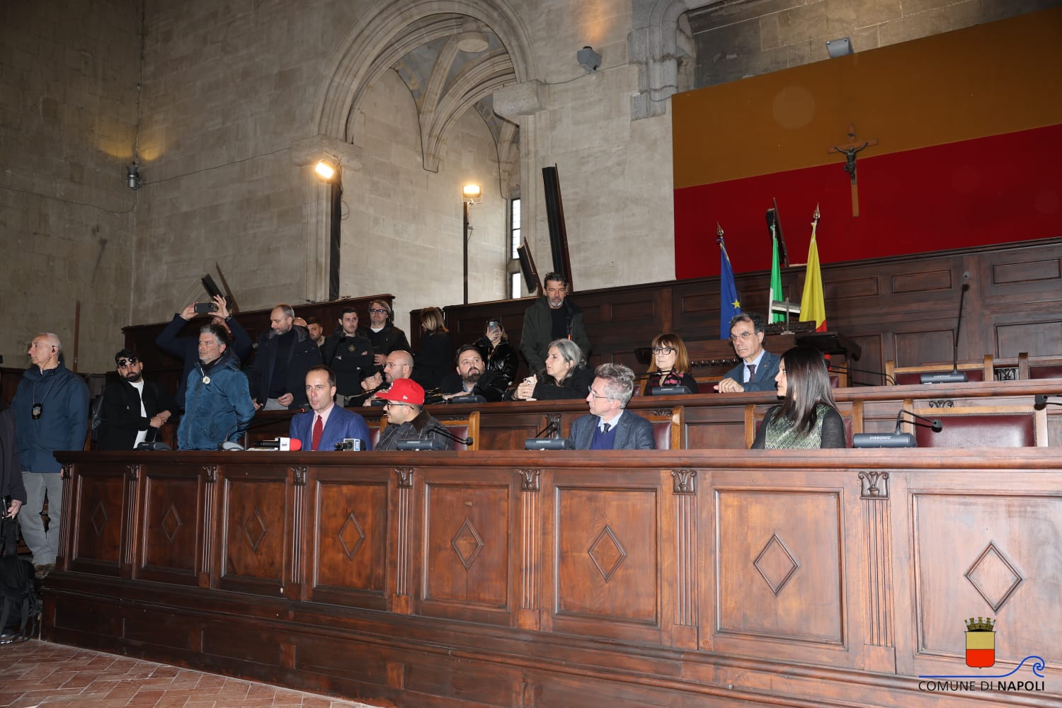 Il sindaco Manfredi consegna una targa a Geolier