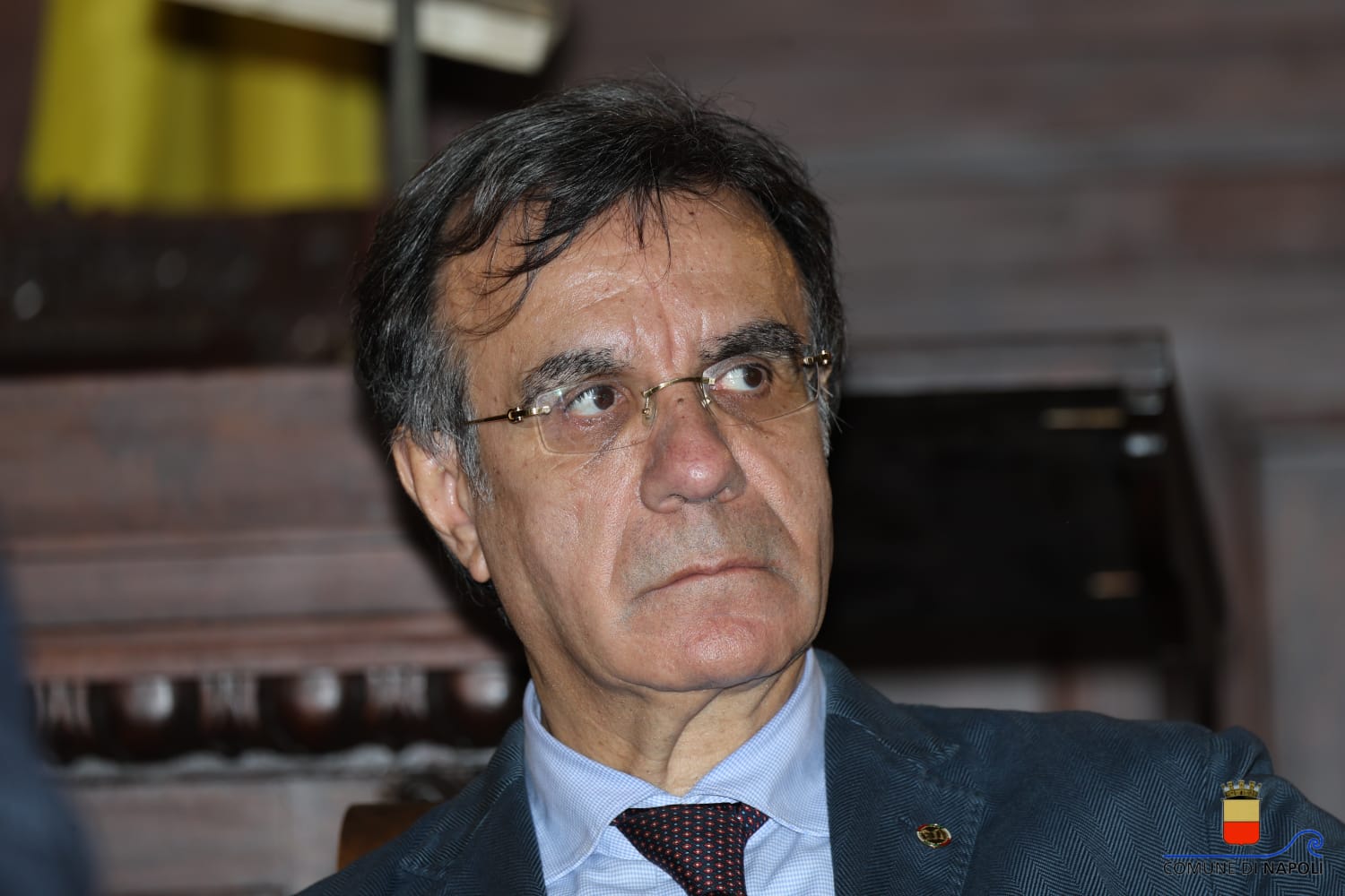 Il sindaco Manfredi consegna una targa a Geolier