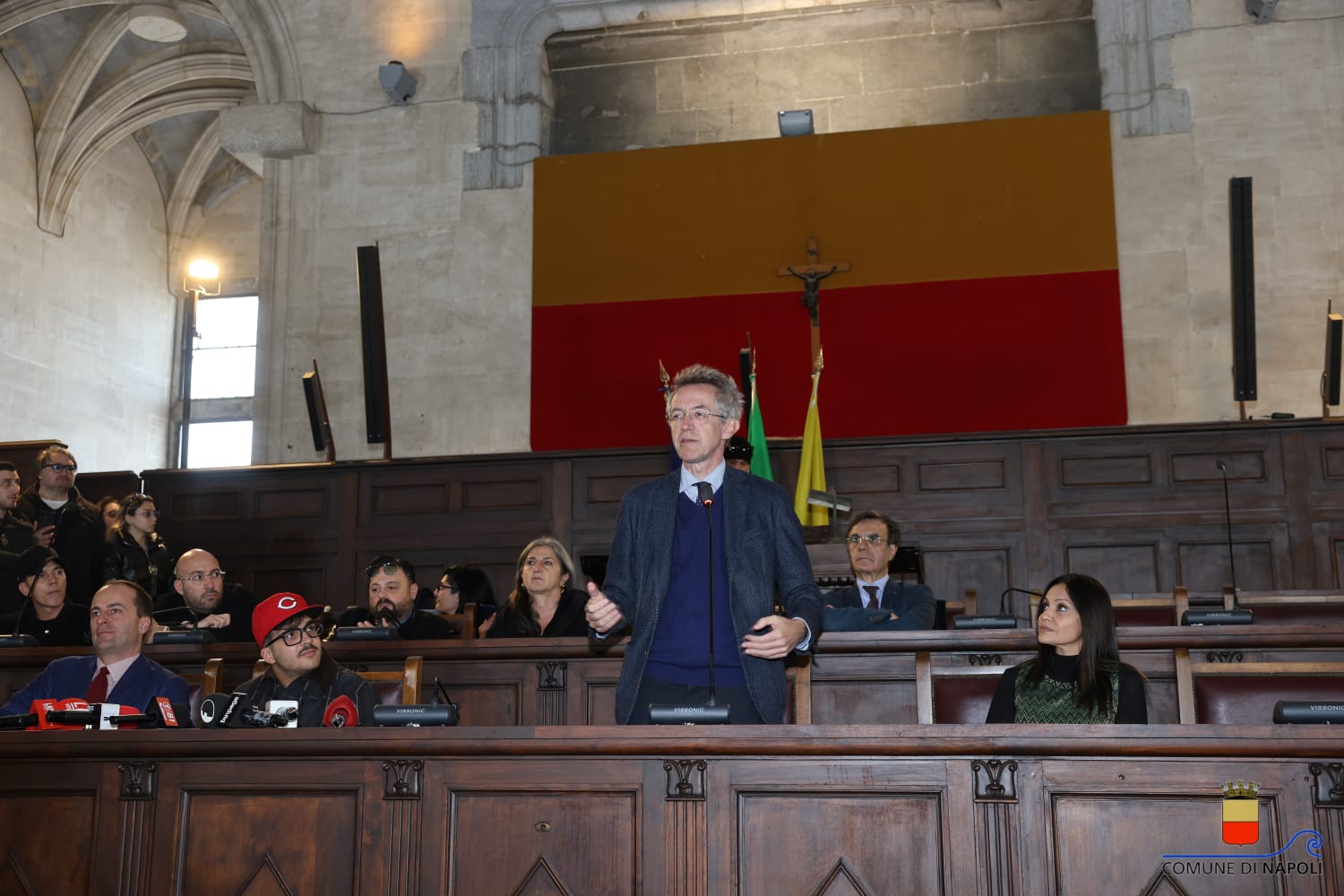 Il sindaco Manfredi consegna una targa a Geolier