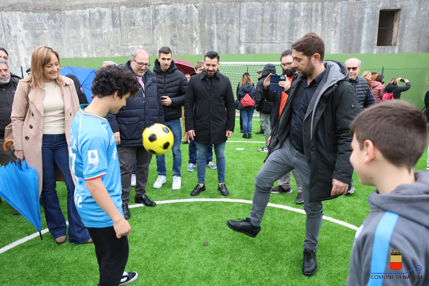 Inaugurato un campetto di calcio per le ragazze e i ragazzi del rione Amicizia