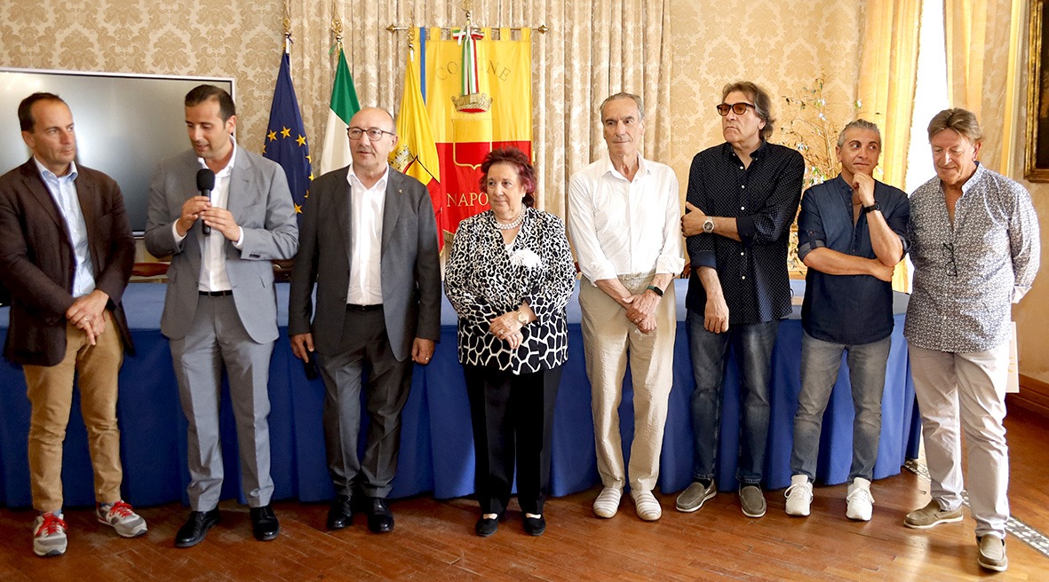 A "Il Giardino dei Semplici" consegnata la targa della Città per i 50 anni di carriera