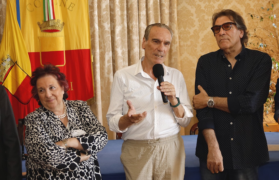 A "Il Giardino dei Semplici" consegnata la targa della Città per i 50 anni di carriera