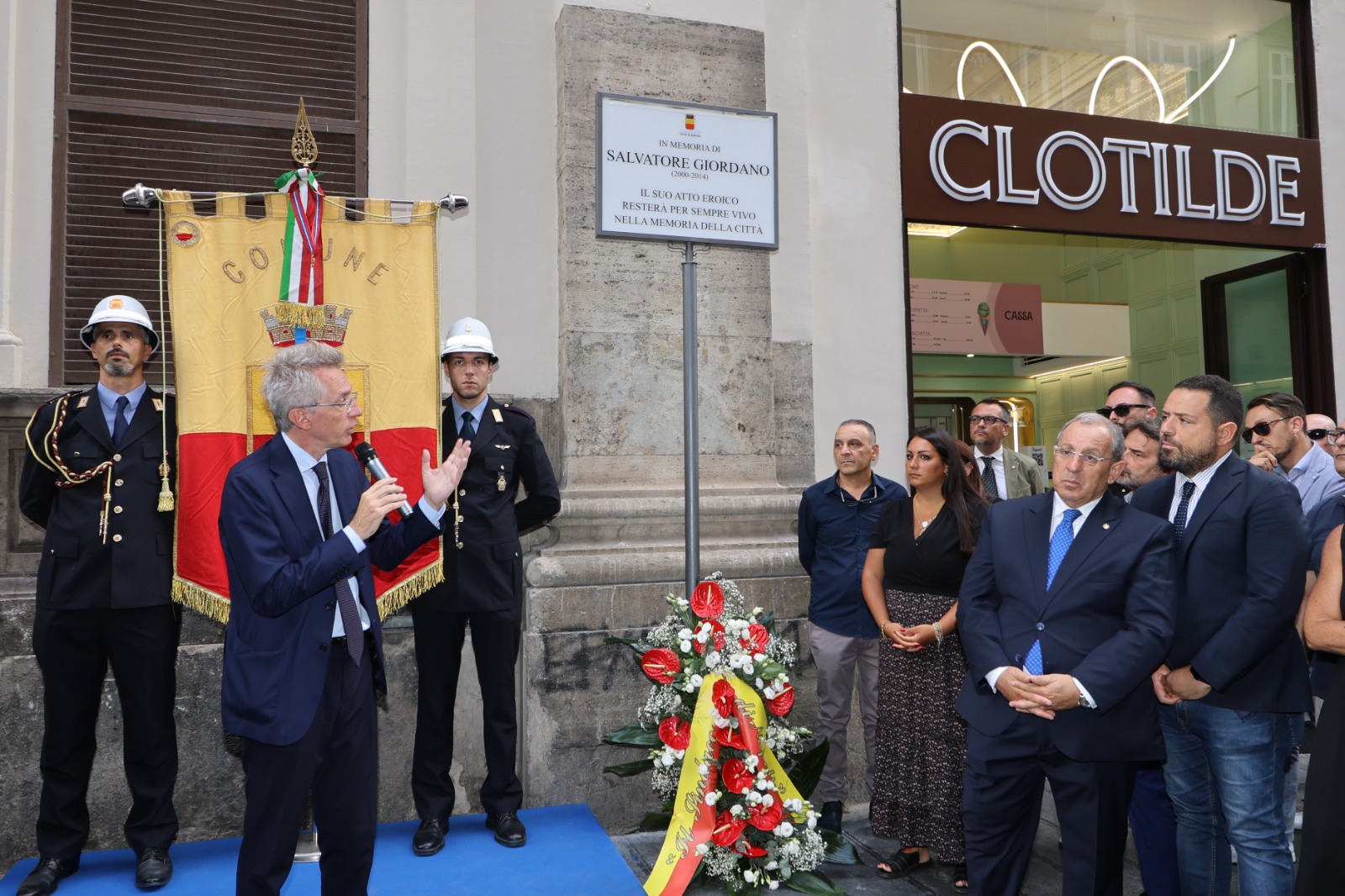 Una targa in memoria di Salvatore Giordano all'ingresso della Galleria Umberto