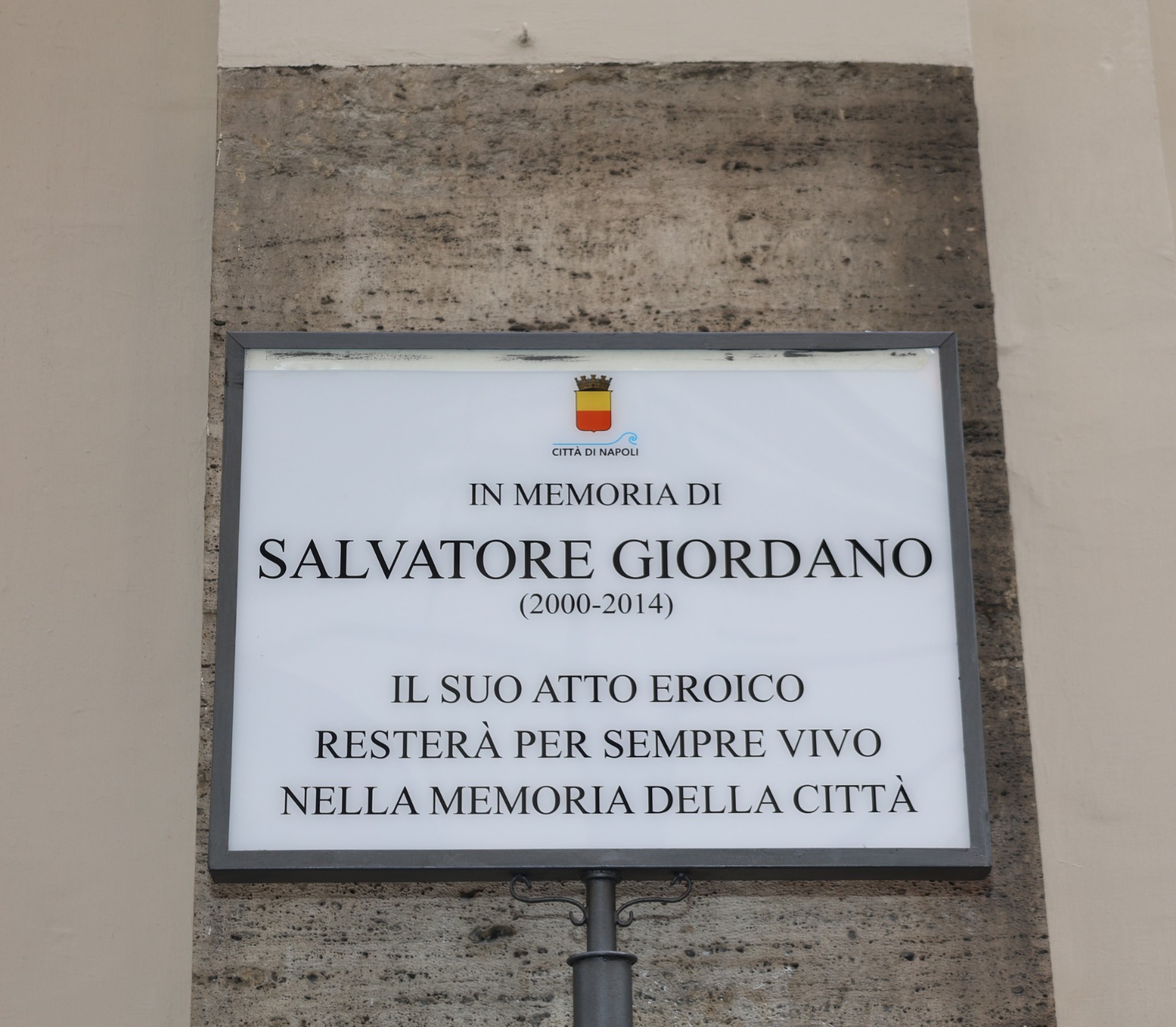 Una targa in memoria di Salvatore Giordano all'ingresso della Galleria Umberto