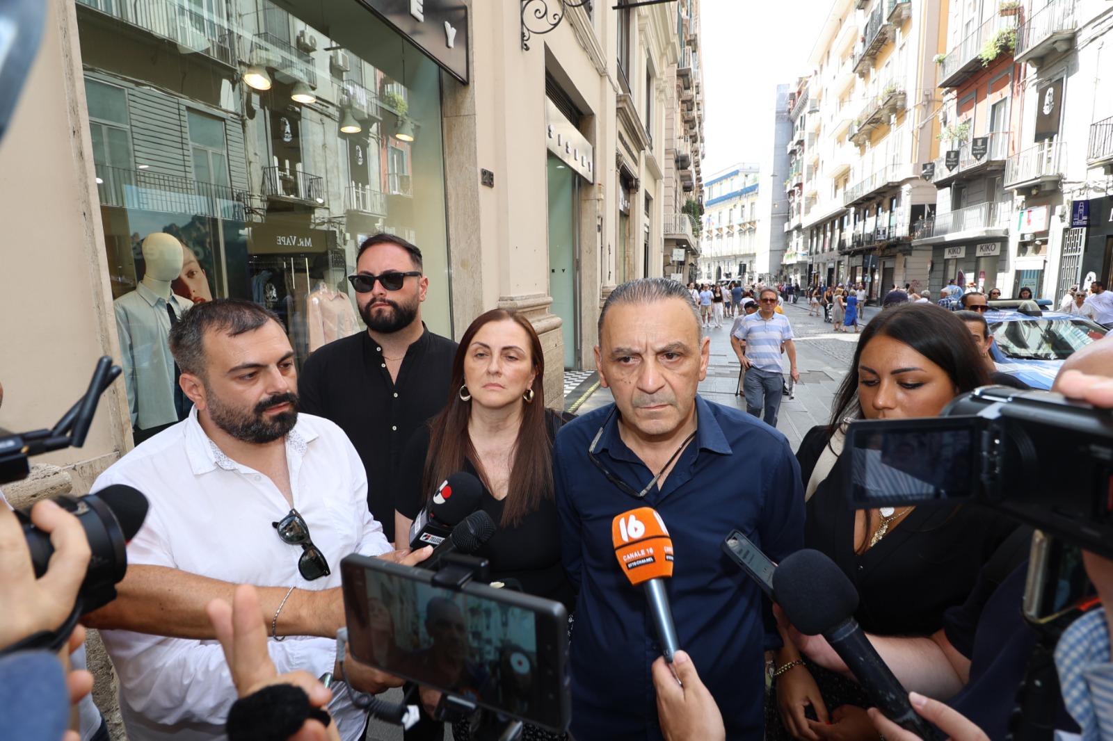 Una targa in memoria di Salvatore Giordano all'ingresso della Galleria Umberto