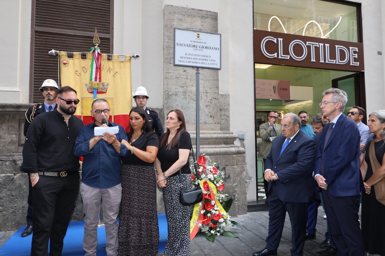 Una targa in memoria di Salvatore Giordano all'ingresso della Galleria Umberto