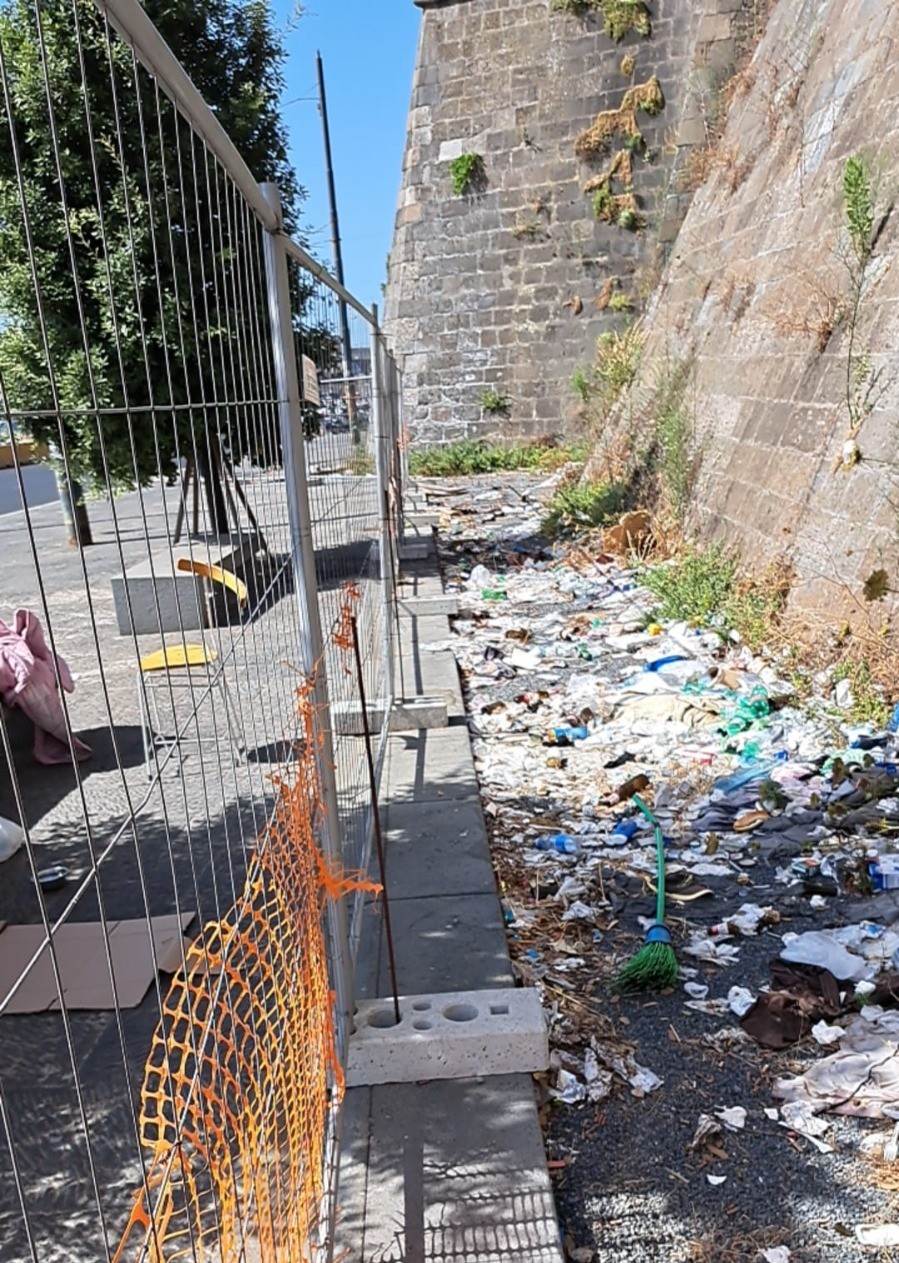 Ripulite le mura perimetrali del Maschio Angioino: raccolte oltre 5 tonnellate di rifiuti