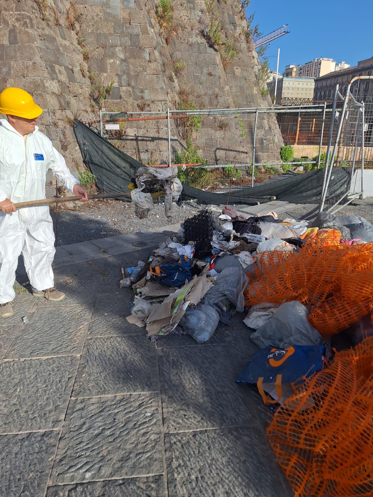 Ripulite le mura perimetrali del Maschio Angioino: raccolte oltre 5 tonnellate di rifiuti