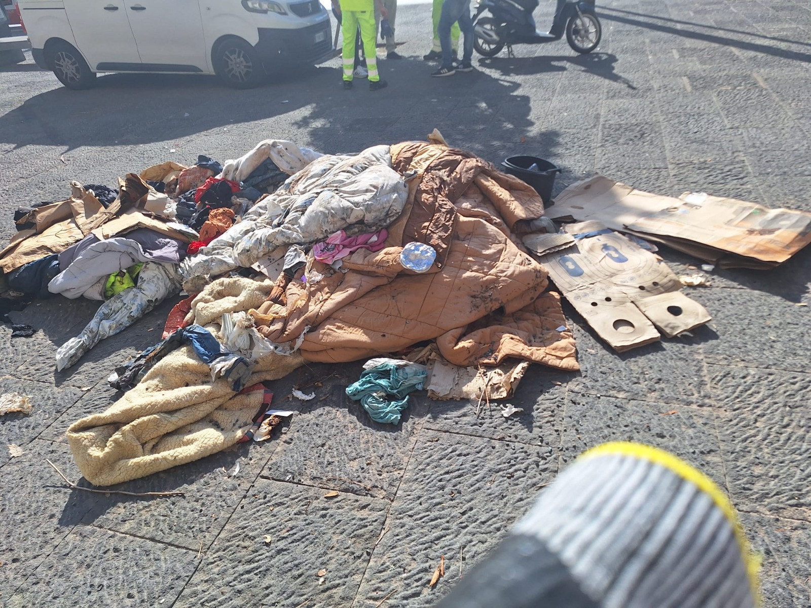 Ripulite le mura perimetrali del Maschio Angioino: raccolte oltre 5 tonnellate di rifiuti