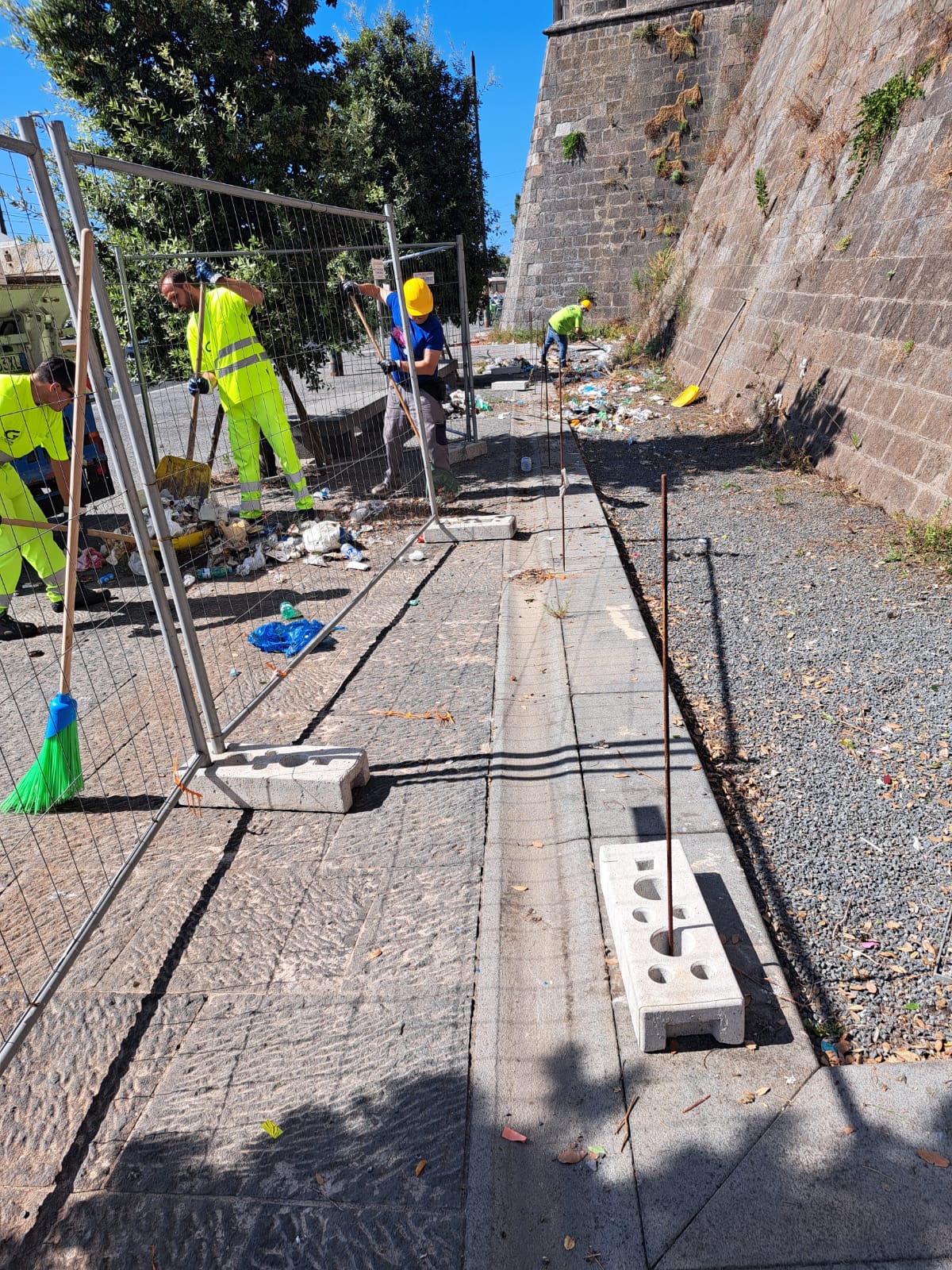 Ripulite le mura perimetrali del Maschio Angioino: raccolte oltre 5 tonnellate di rifiuti