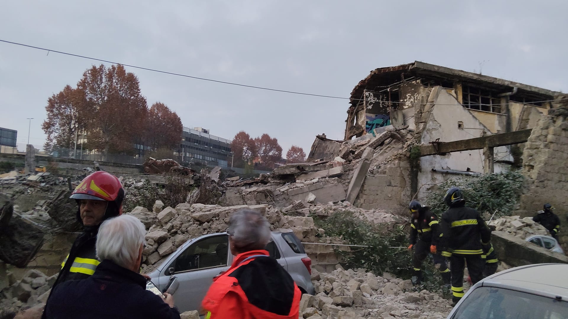 Crollo muro di cinta in Via Francesco Pinto: Nessun Ferito Grave, Danni Contenuti alle Auto in Sosta