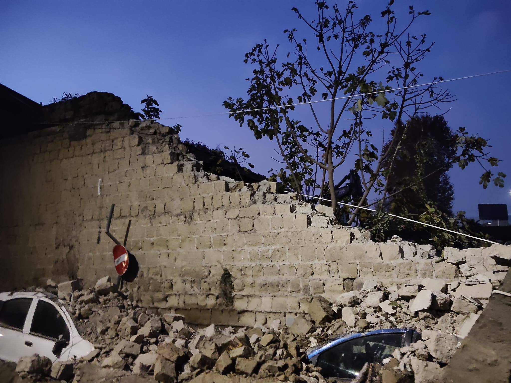 Crollo muro di cinta in Via Francesco Pinto: Nessun Ferito Grave, Danni Contenuti alle Auto in Sosta